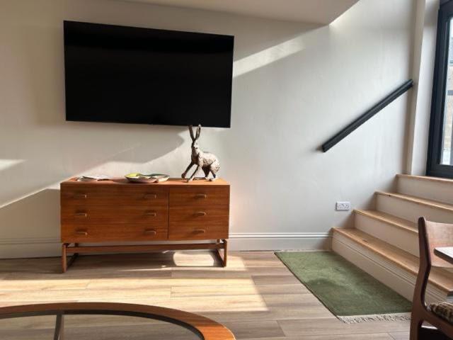 The Curious Apartment, Cheltenham Bagian luar foto