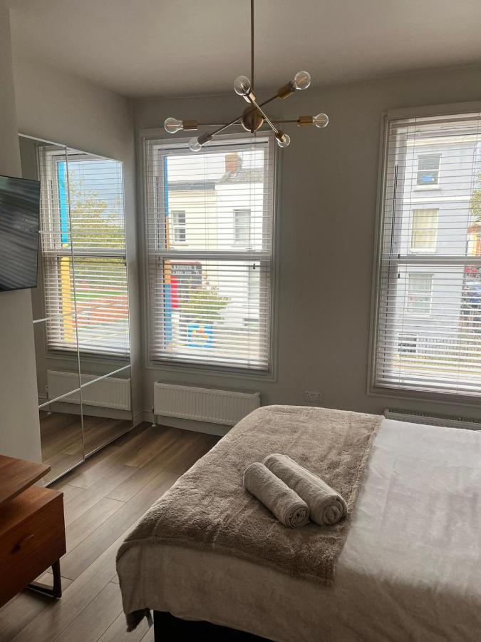 The Curious Apartment, Cheltenham Bagian luar foto