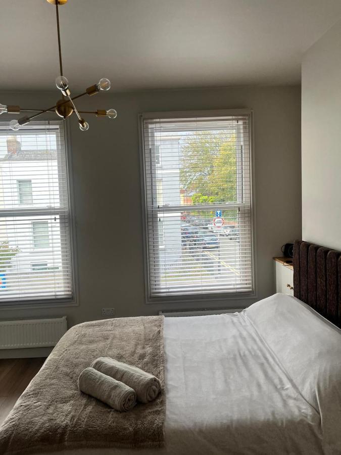 The Curious Apartment, Cheltenham Bagian luar foto