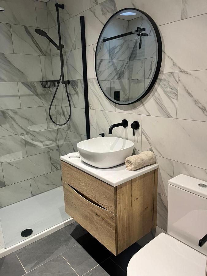 The Curious Apartment, Cheltenham Bagian luar foto