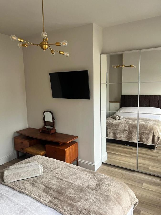 The Curious Apartment, Cheltenham Bagian luar foto